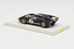 Ford GT40 Mk II #2 B. McLaren / C. Amon Shelby American Winner 24 Hours of Le Mans 1966 Spark 1:43 43LM66-O1 Resin - image 3 of 4