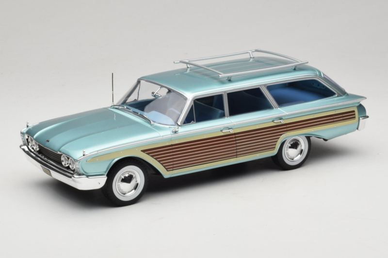 Ford Country Squire Blue MCG 1:18 MCG18049 Diecast