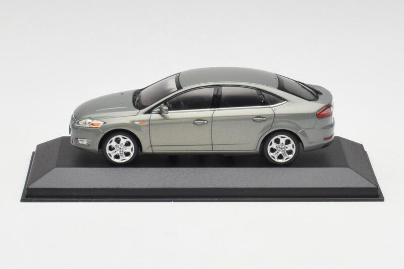 Ford Mondeo Mk3 Sedan Grey Metallic Minichamps 1:43 Ford Mondeo Mk3 Sedan Grey Metallic Minichamps 1:43 IND403086003 Diecast