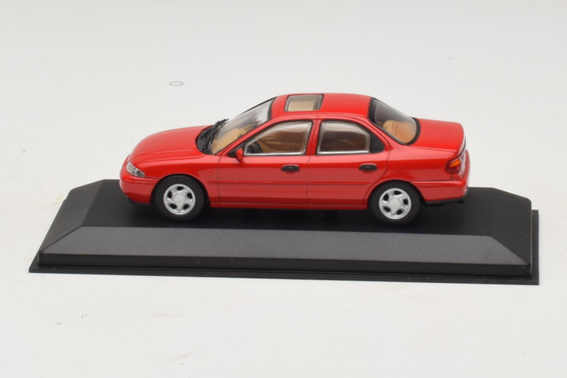 Ford Mondeo Mk1 Sedan Red Minichamps 1:43 082000 Diecast