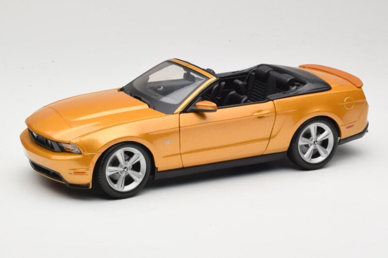 Ford Mustang GT S197 Convertible Gold Maisto 1:18 Ford Mustang GT S197 Convertible Gold Maisto 1:18 31158 Diecast