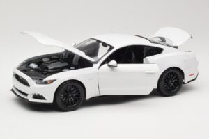 Ford Mustang GT S550 White Maisto 1:18 31197 Diecast - image 2 of 8
