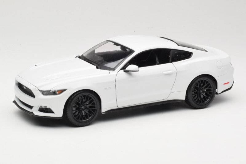 Ford Mustang GT S550 White Maisto 1:18 Ford Mustang GT S550 White Maisto 1:18 31197 Diecast