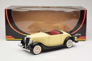 Ford Roadster Dearborn Yellow Solido 1:18 8008 Diecast - image 8 of 8