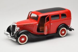 Ford Sedan Red Solido 1:18 8066 Diecast - image 2 of 8