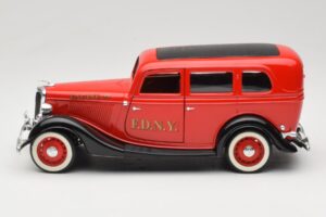 Ford Sedan Red Solido 1:18 8066 Diecast - image 4 of 8