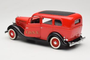 Ford Sedan Red Solido 1:18 8066 Diecast - image 5 of 8