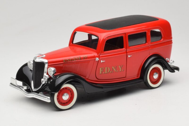 Ford Sedan Red Solido 1:18 Ford Sedan Red Solido 1:18 8066 Diecast