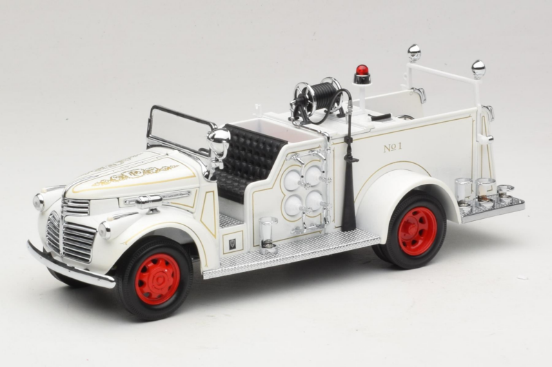 GMC Firetruck White Road Signature 1:18 GMC Firetruck White Road Signature 1:18 20068 Diecast