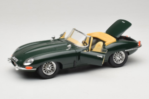 Jaguar E-Type Cabriolet Green Bburago 1:18 3026 Diecast - image 2 of 8