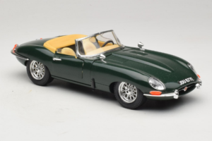Jaguar E-Type Cabriolet Green Bburago 1:18 3026 Diecast - image 6 of 8