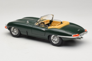Jaguar E-Type Cabriolet Green Bburago 1:18 3026 Diecast - image 7 of 8