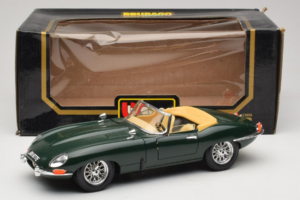 Jaguar E-Type Cabriolet Green Bburago 1:18 3026 Diecast - image 8 of 8