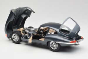 Jaguar E-Type Series 1 Green Bburago 1:18 3018-M1 Diecast - image 7 of 8