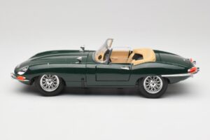 Jaguar E-Type Series 1 Roadster Green Bburago 1:18 3018-M5 Diecast - image 4 of 8