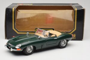 Jaguar E-Type Series 1 Roadster Green Bburago 1:18 3018-M5 Diecast - image 8 of 8
