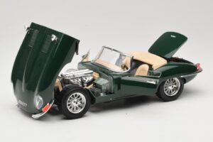 Jaguar E-Type Series 1 Roadster Green Bburago 1:18 3016-M1 Diecast - image 2 of 8
