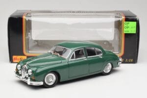 Jaguar Mark II British Racing Green & Blue Interior Maisto 1:18 59001 Diecast - image 8 of 8