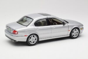 Jaguar X-Type Silver Maisto 1:18 7271328 Diecast - image 3 of 8