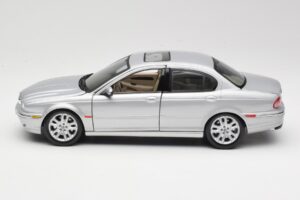 Jaguar X-Type Silver Maisto 1:18 7271328 Diecast - image 4 of 8