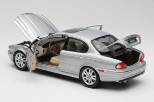 Jaguar X-Type Silver Maisto 1:18 7271328 Diecast - image 5 of 8