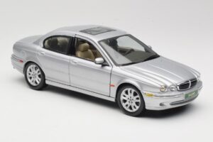 Jaguar X-Type Silver Maisto 1:18 7271328 Diecast - image 6 of 8