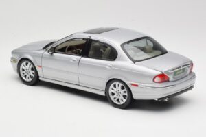 Jaguar X-Type Silver Maisto 1:18 7271328 Diecast - image 7 of 8