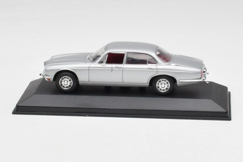 Jaguar XJ12 Series II Silver Minichamps 1:43 400130401 Diecast