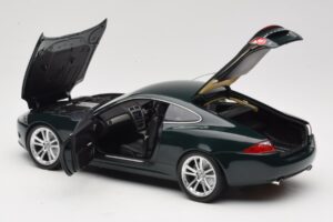 Jaguar XK X150 Coupe Green Minichamps 1:18 150130501 Diecast - image 5 of 8