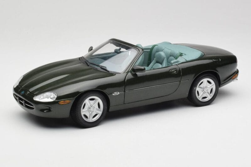 Jaguar XK8 X100 Cabriolet British Racing Green Maisto 1:18 50285 Diecast