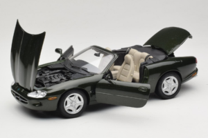 Jaguar XK8 Green Metallic Light Grey Interior Maisto 1:18 31836 Diecast - image 2 of 8