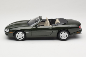 Jaguar XK8 Green Metallic Light Grey Interior Maisto 1:18 31836 Diecast - image 4 of 8