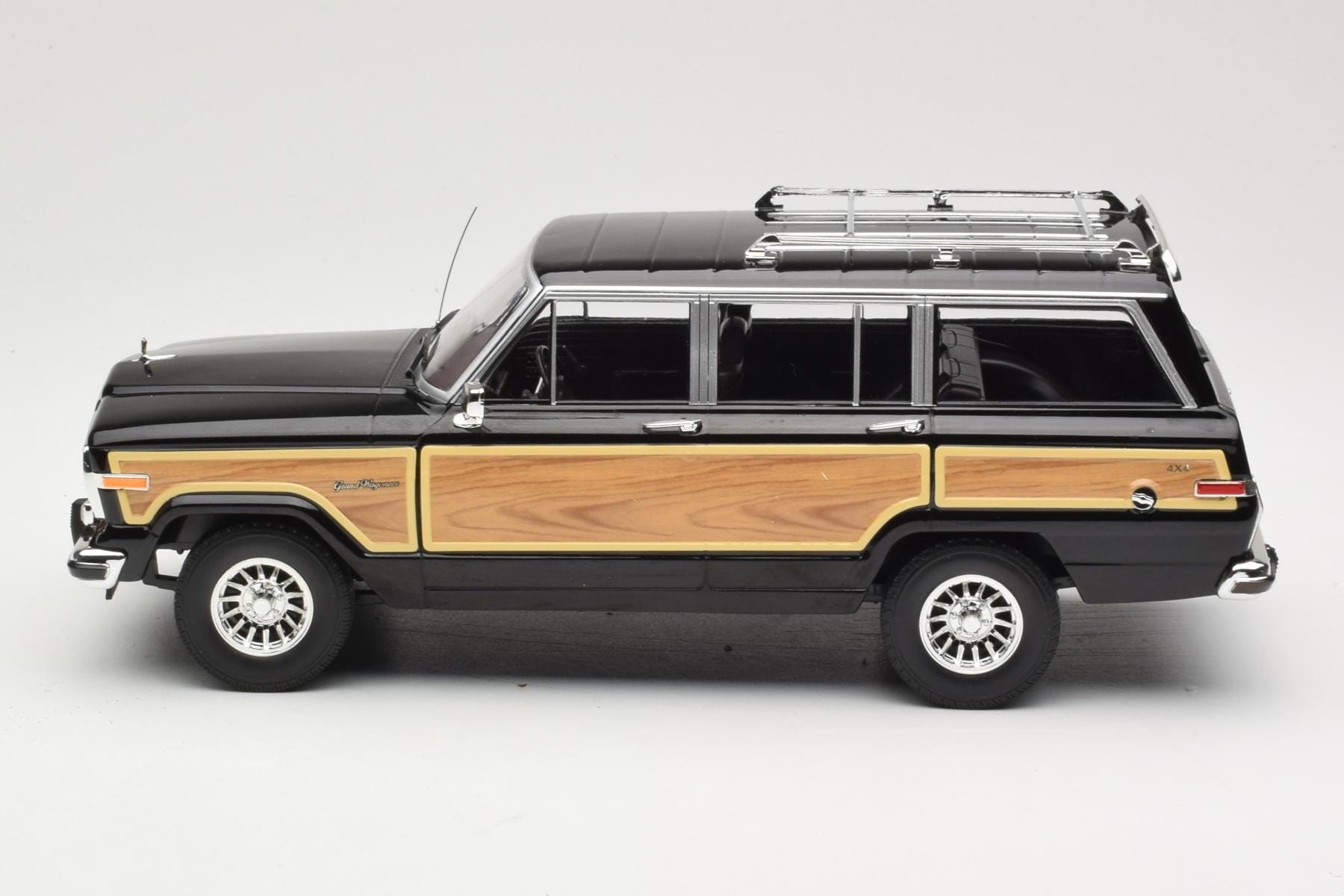 KK-Scale Jeep Grand Wagoneer 1:18 Diecast Classic SUV