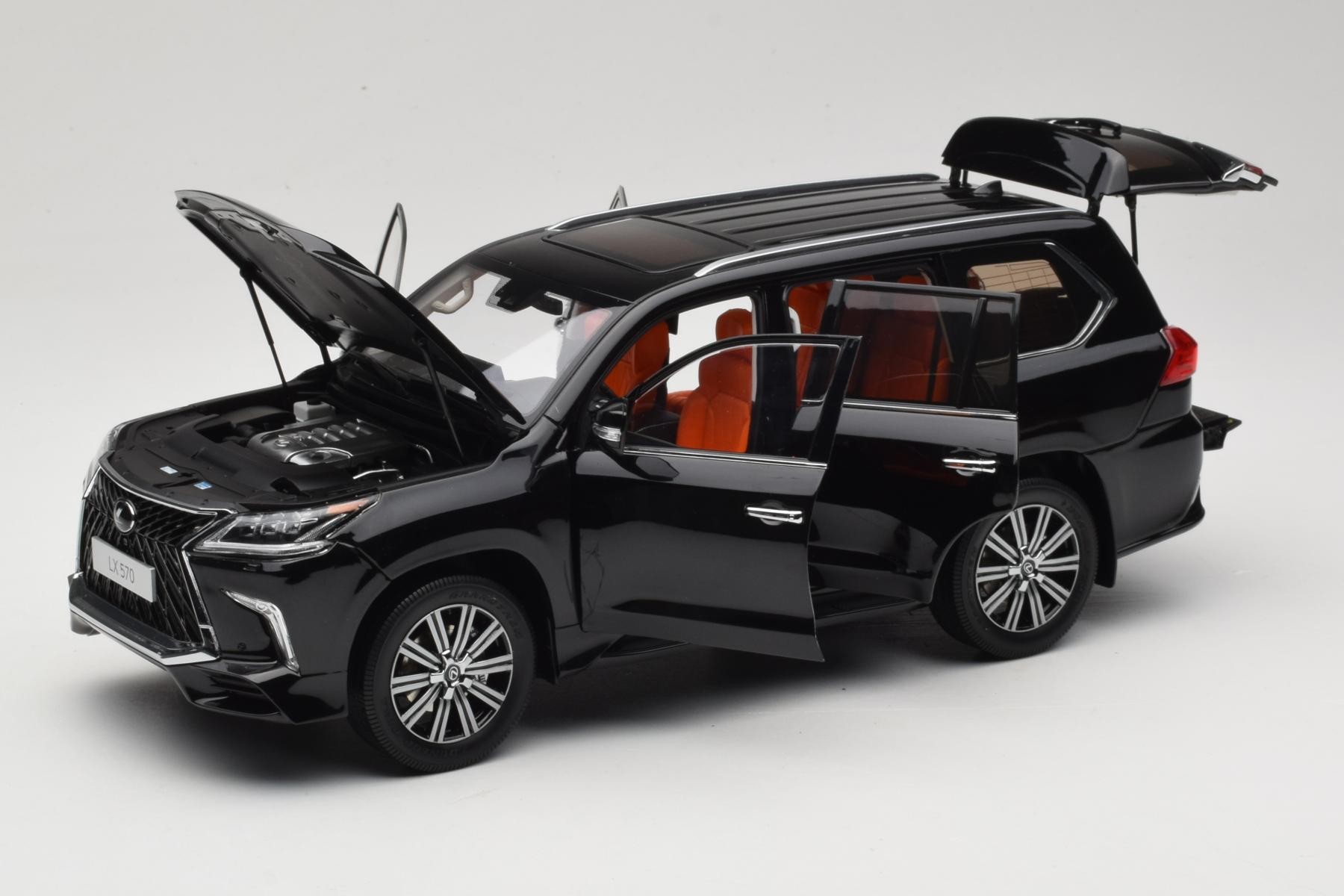 LCD Lexus LX570 J200 1:18 Diecast Luxury SUV Black