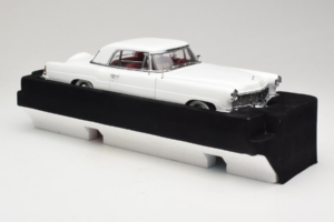 Lincoln Continental Mark II White Road Signature 1:18 20078-P1 Diecast - image 4 of 6