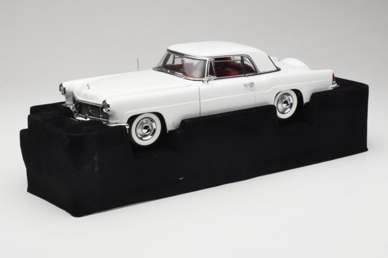 Lincoln Continental Mark II White Road Signature 1:18 Lincoln Continental Mark II White Road Signature 1:18 20078-P1 Diecast