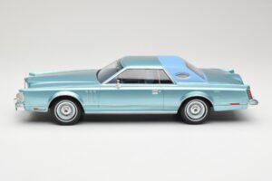 Lincoln Continental Mark V Blue Metallic MCG 1:18 MCG18369 Diecast - image 3 of 6