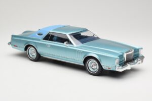 Lincoln Continental Mark V Blue Metallic MCG 1:18 MCG18369 Diecast - image 4 of 6