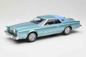 Lincoln Continental Mark V Blue Metallic MCG 1:18 MCG18369 Diecast
