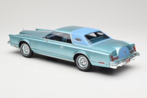 Lincoln Continental Mark V Blue Metallic MCG 1:18 MCG18369 Diecast - image 5 of 6