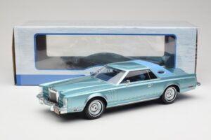 Lincoln Continental Mark V Blue Metallic MCG 1:18 MCG18369 Diecast - image 6 of 6