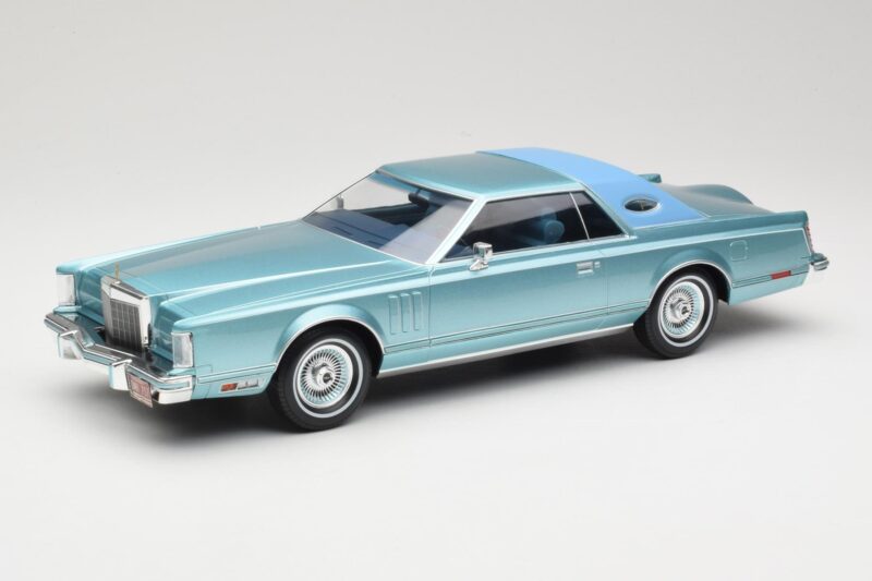 Lincoln Continental Mark V Blue Metallic MCG 1:18 MCG18369 Diecast