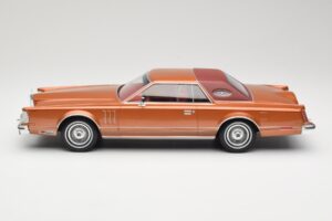 Lincoln Continental Mark V Crystal Apricot Metallic MCG 1:18 MCG18370 Diecast - image 3 of 6