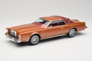 Lincoln Continental Mark V Crystal Apricot Metallic MCG 1:18 MCG18370 Diecast