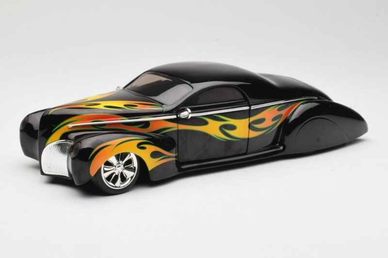 Lincoln Zephyr Scrape Custom Black with Flames Hot Wheels 1:18 57319 Diecast