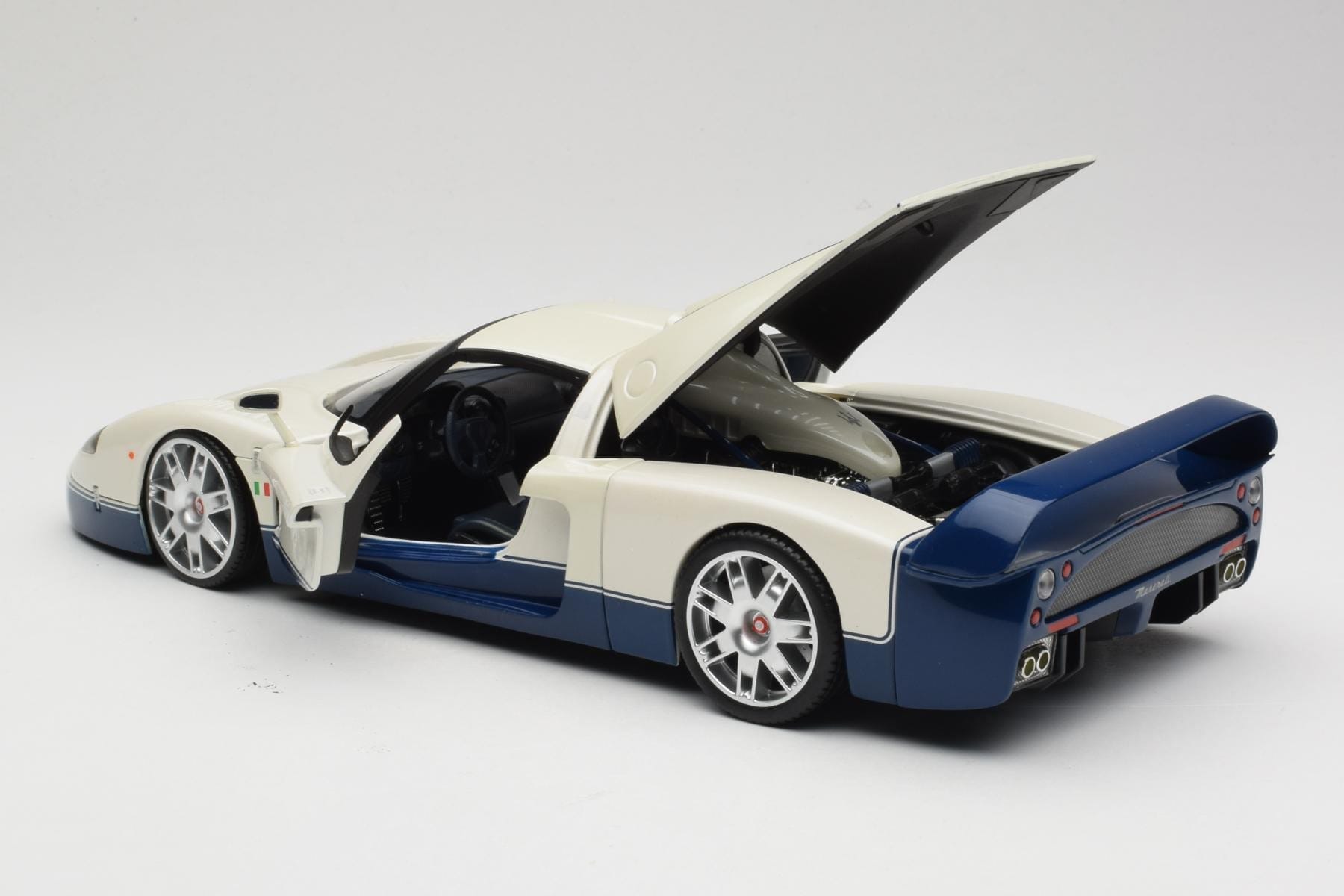 マテルエリート 1/18 マセラティ MC12　ホワイト/ブルー Hot Wheels Maserati MC12 1:18 White Blue Diecast