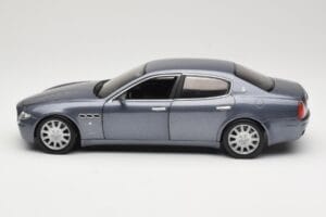 Maserati Quattroporte Blue Metallic Hot Wheels 1:18 B7003 Diecast - image 4 of 8