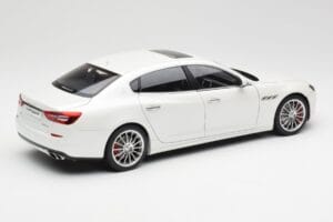Maserati Quattroporte VI GTS Alpine White AUTOart 1:18 75808 Diecast - image 3 of 8