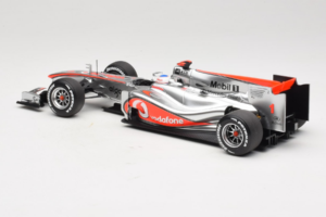 McLaren MP4-25 Mercedes #1 J. Button Vodafone McLaren Showcar F1 2010 Minichamps 1:18 530101801 Diecast - image 5 of 7