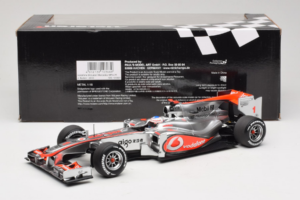 McLaren MP4-25 Mercedes #1 J. Button Vodafone McLaren Showcar F1 2010 Minichamps 1:18 530101801 Diecast - image 6 of 7